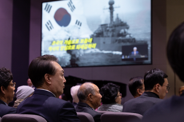 윤석열 대통령이 25일 경기도 수원시 영통구 원천침례교회에서 열린 '3·1운동 105주년 기념예배'에 참석해 김장환 원로목사의 설교를 듣고 있다. 대통령실 제공